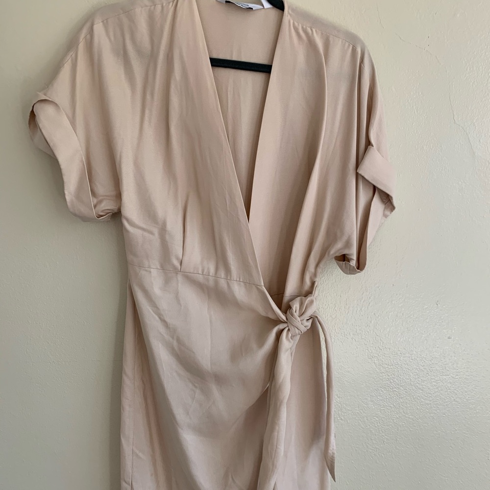 very beautiful wrap dress. perfect for summer